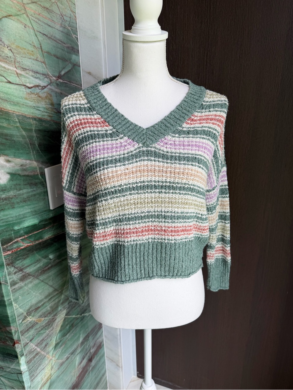 American Eagle V-Neck Striped Cropped Sweater in Sage Multi Xs